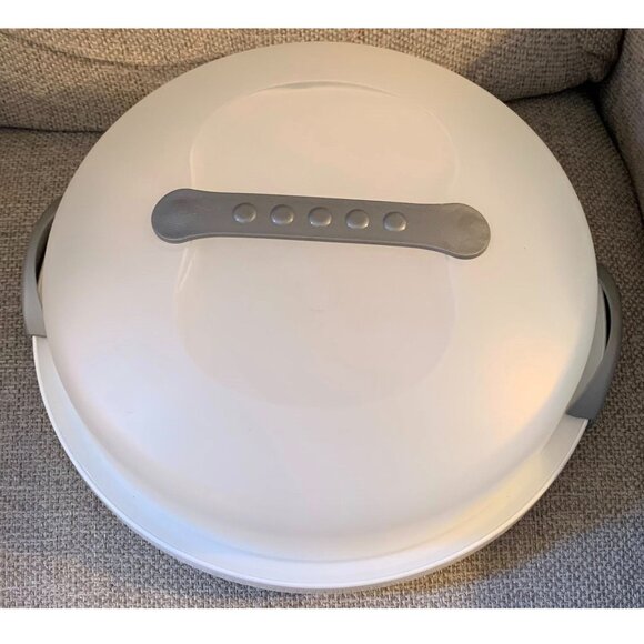 Sterilite Covered Latching Dome Cake Carrier (0200-B) - Picture 2 of 3